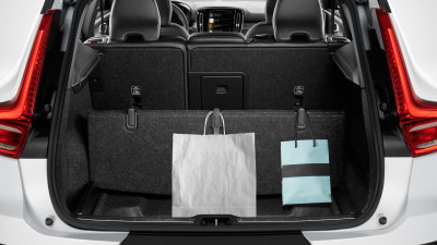 Opklapbare laadvloer met scheidingsfunctie en boodschappentashouder