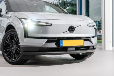 Glossy Black logo grille, Volvo EX30